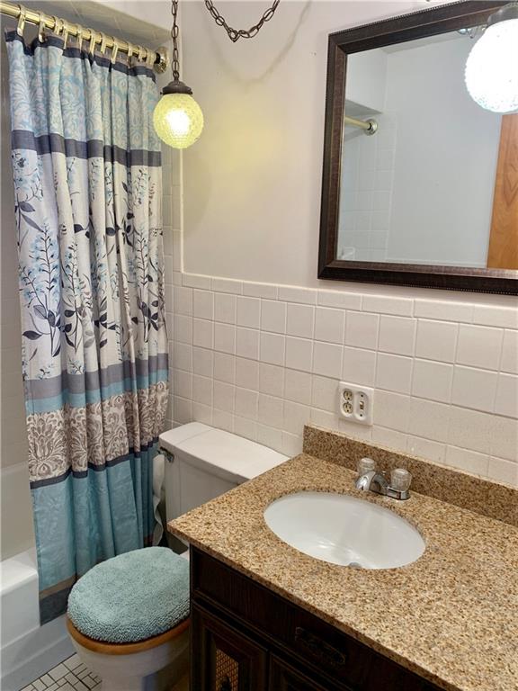 634 Deer Lane Extension Rochester, PA 15074 - Photo 8 of 25 Full bathroom with new vanity top and mirror.