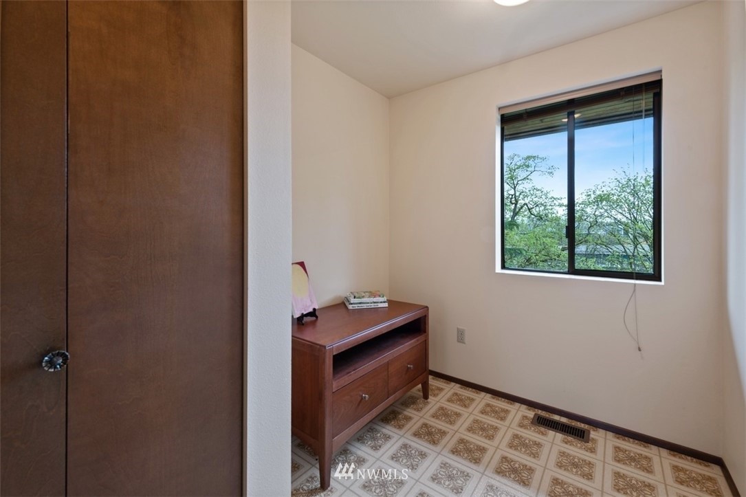 1615 Lake Avenue South Renton, WA 98055 - Photo 7 of 18 Gallery Image 7