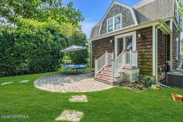 a view of a house with backyard and sitting area