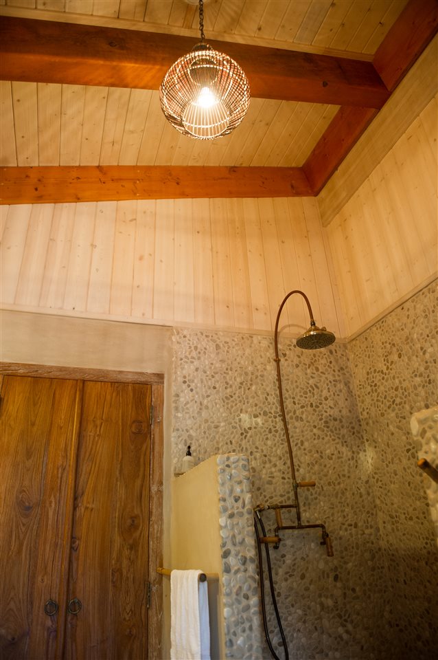 56 West Waipio Road Haiku, HI 96708 - Photo 12 of 25 a bathroom with a shower