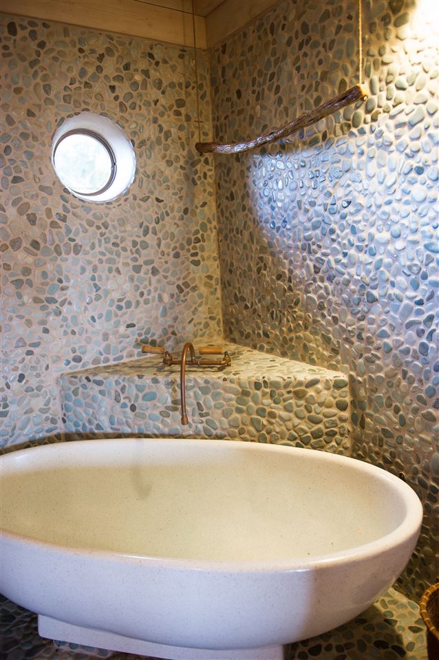 56 West Waipio Road Haiku, HI 96708 - Photo 16 of 25 a bathroom with a bathtub and a sink