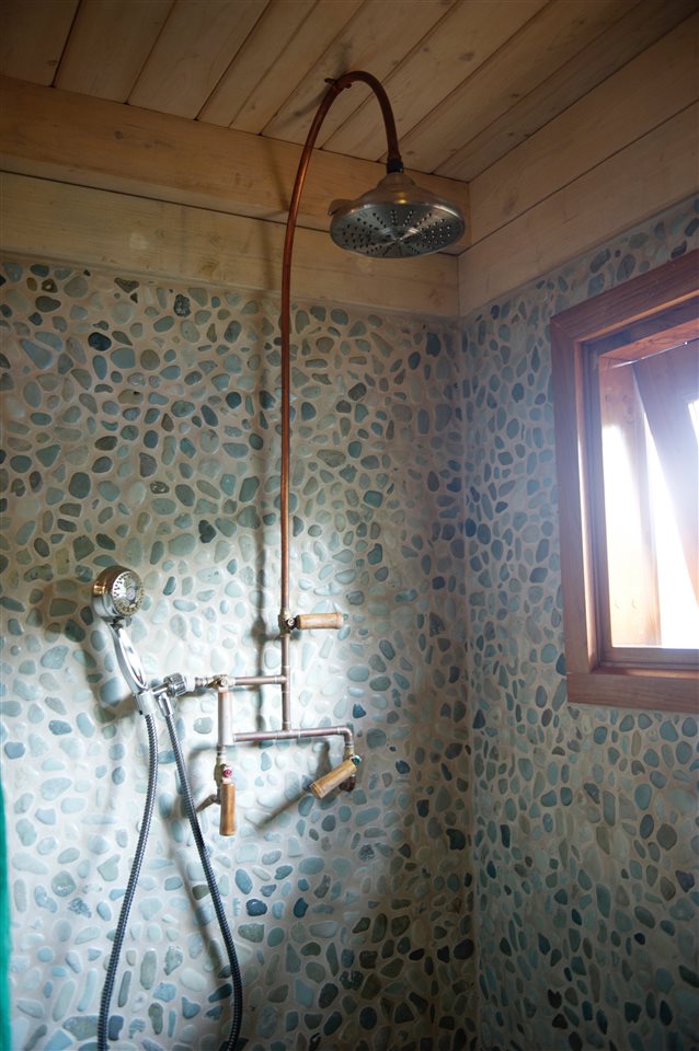 56 West Waipio Road Haiku, HI 96708 - Photo 18 of 25 a bathroom with a shower