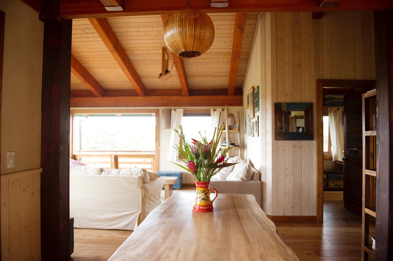 56 West Waipio Road Haiku, HI 96708 - Photo 7 of 25 a view of hallway with wooden floor and a potted plant