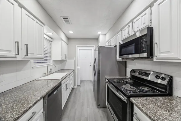 $1,900 | 4934 Deerwood Circle, Baytown, TX 77521