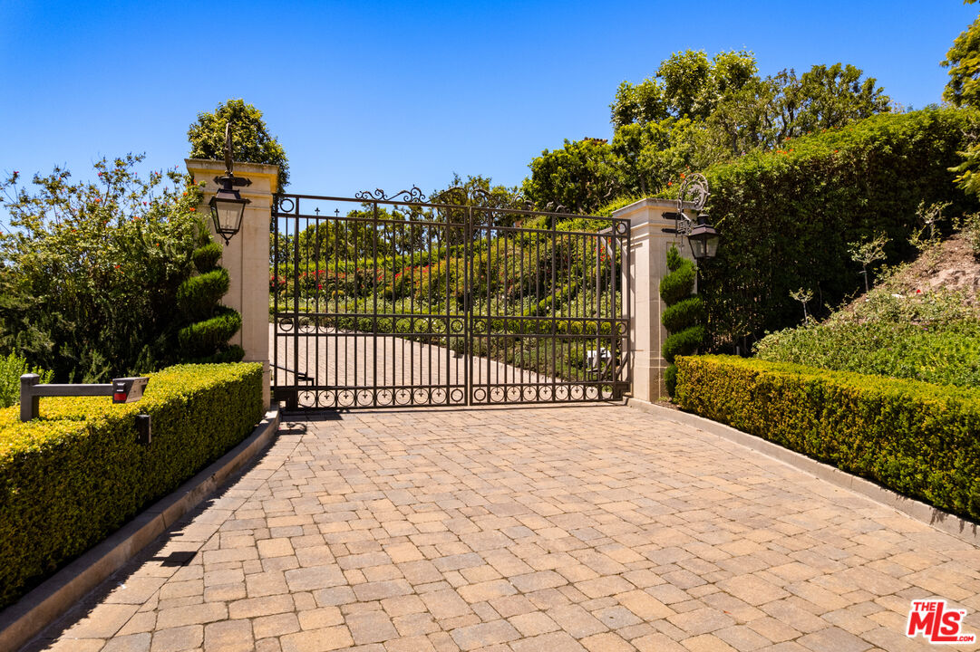 10 Beverly Ridge Terrace Beverly Hills, CA 90210 - Photo 2 of 35 Gallery Image 2