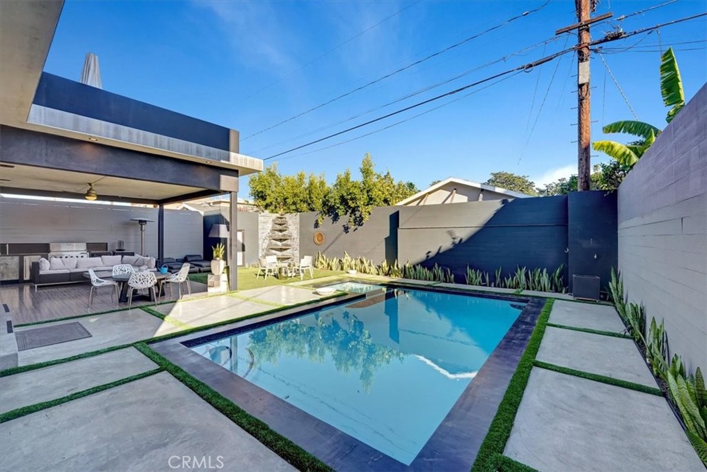 2012 South Curson Avenue Los Angeles, CA 90016 - Photo 31 of 40 a view of a balcony with chairs and a table