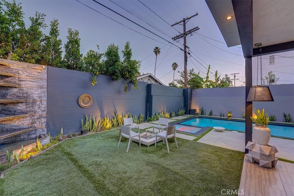 2012 South Curson Avenue Los Angeles, CA 90016 - Photo 35 of 40 a backyard of a house with table and chairs
