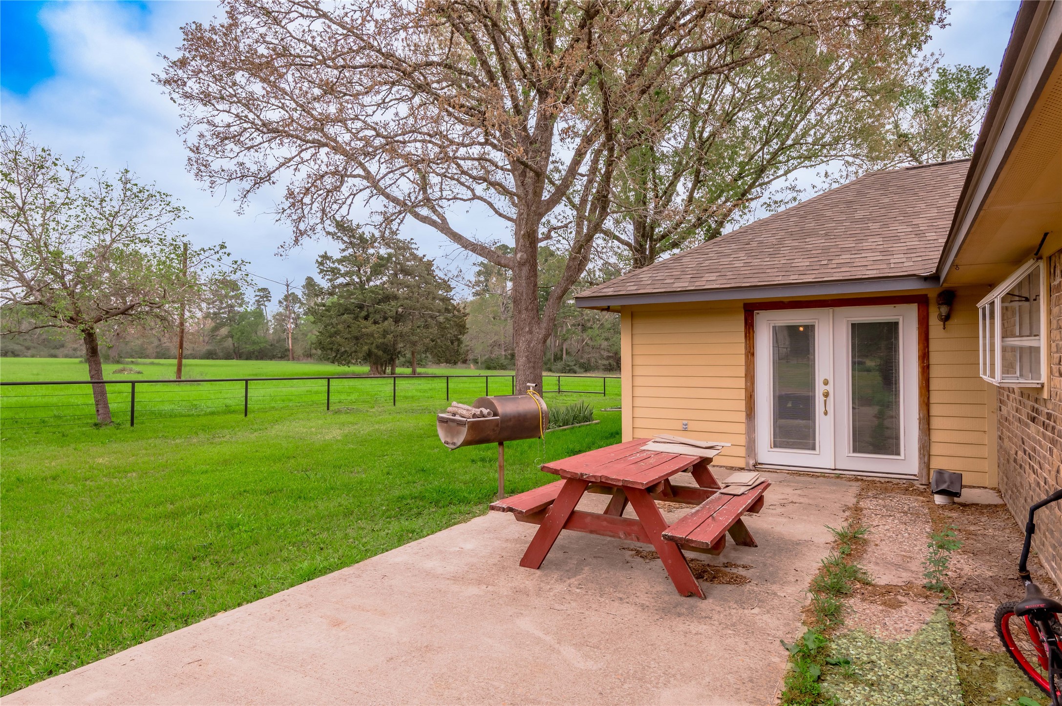 758 Wire Road Huntsville, TX 77320 - Photo 28 of 44 a view of a backyard with table and chairs and a large tree