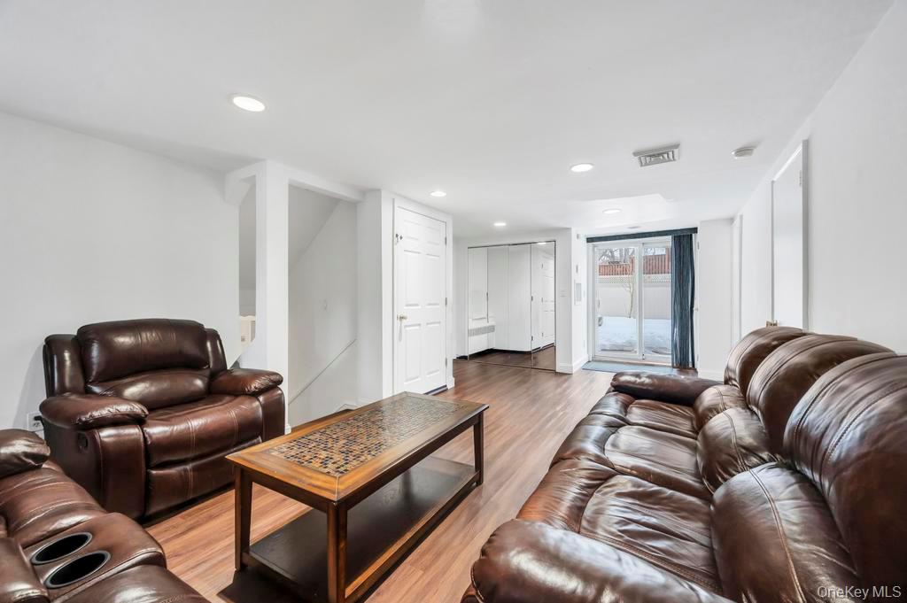 178 Gerhard Road Plainview, NY 11803 - Photo 15 of 19