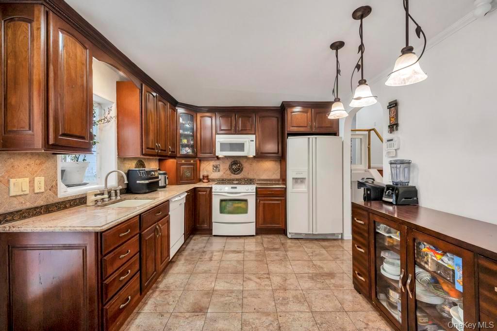 178 Gerhard Road Plainview, NY 11803 - Photo 7 of 19