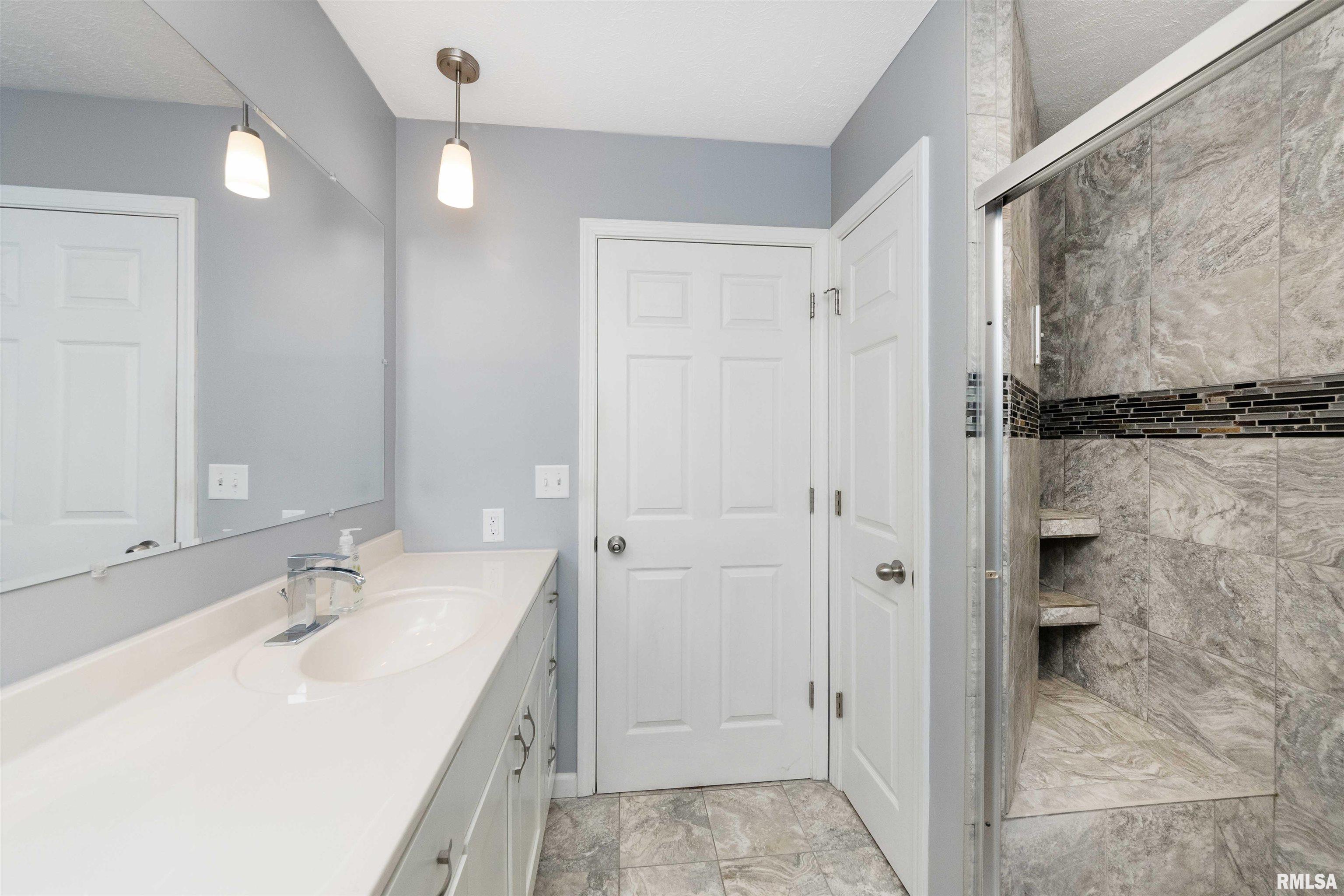 604 Dallas Road Washington, IL 61571 - Photo 13 of 49 Gallery Image 13