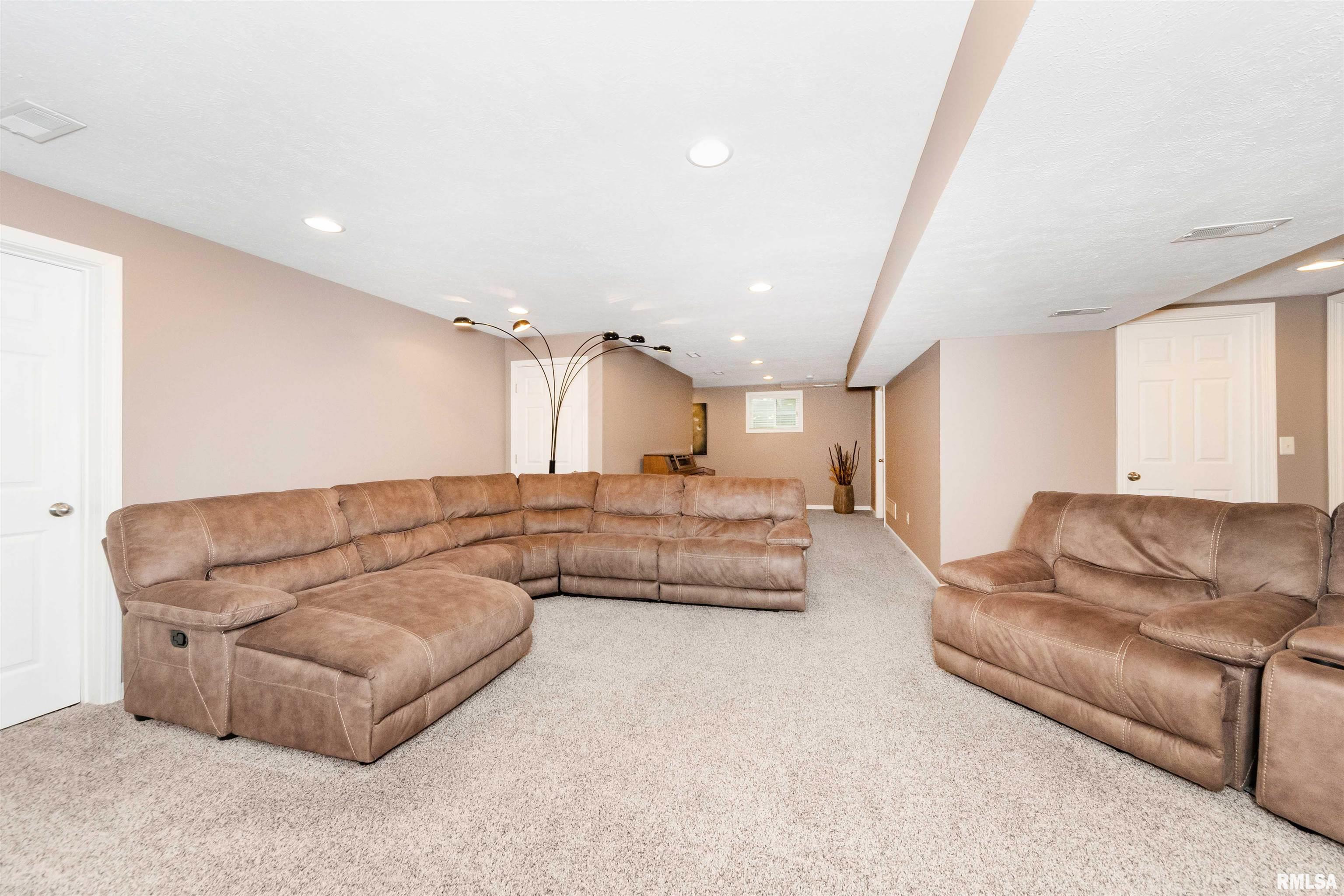 604 Dallas Road Washington, IL 61571 - Photo 40 of 49 Gallery Image 40