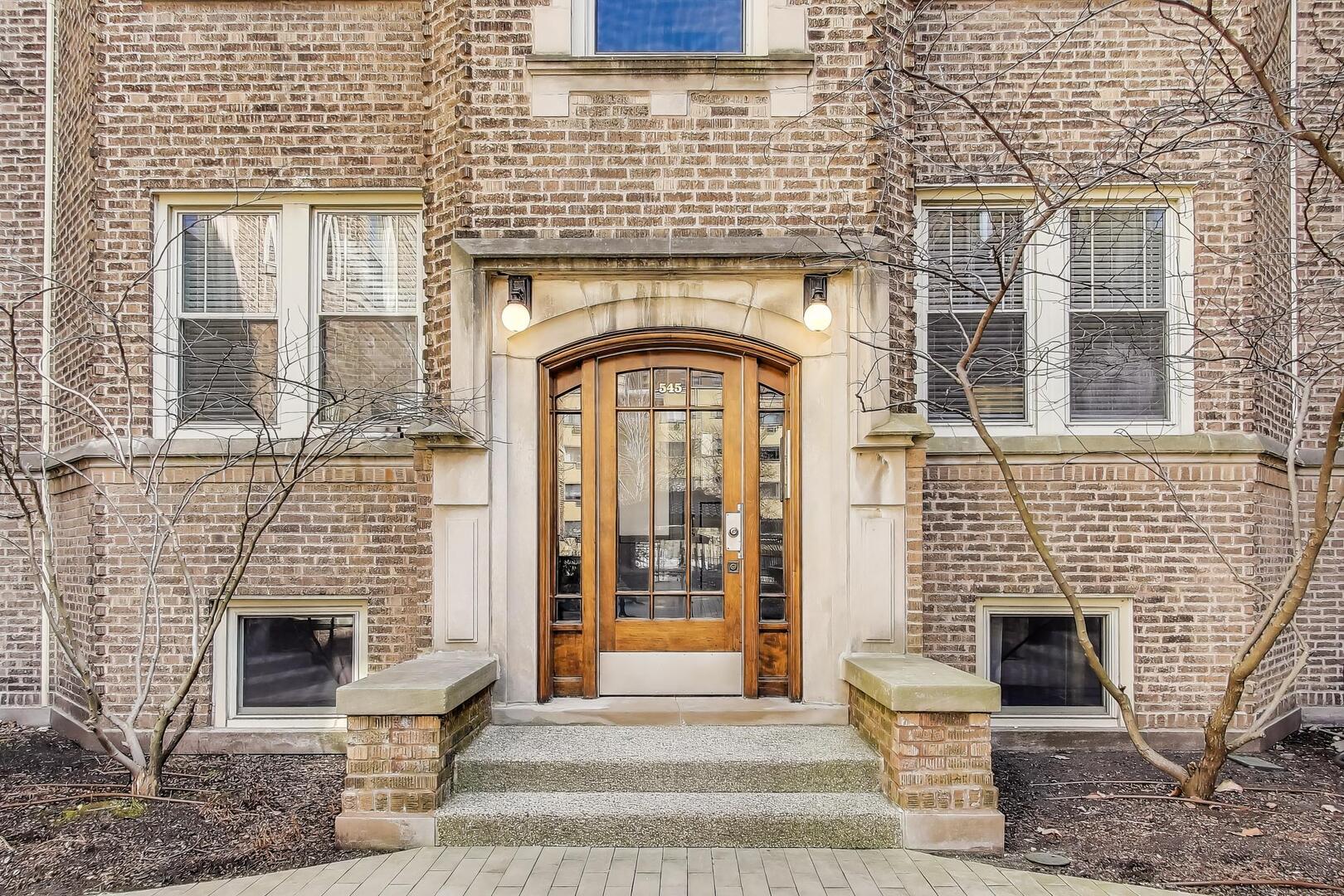 545 West Addison Street, Unit 1 Chicago, IL 60613 - Photo 3 of 17 Gallery Image 3