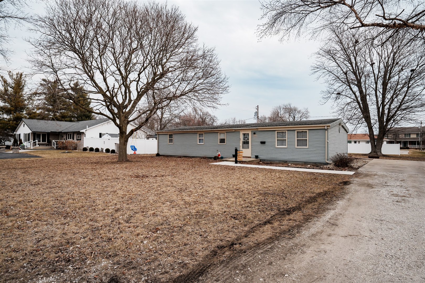 803 Sheridan Street Chenoa, IL 61726 - Photo 1 of 33 a view of a yard with a large tree