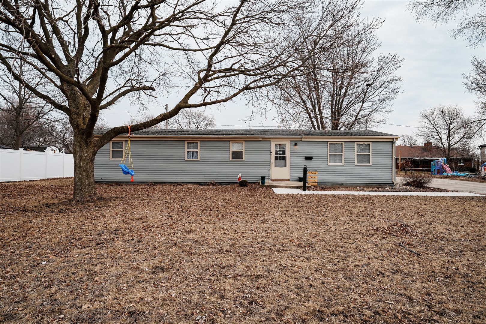 803 Sheridan Street Chenoa, IL 61726 - Photo 2 of 33 a front view of a house with a yard