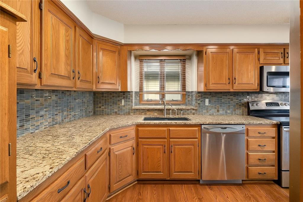 12031 Hemlock Street Overland Park, KS 66213 - Photo 10 of 24