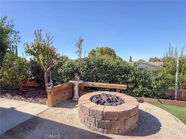 a view of a backyard