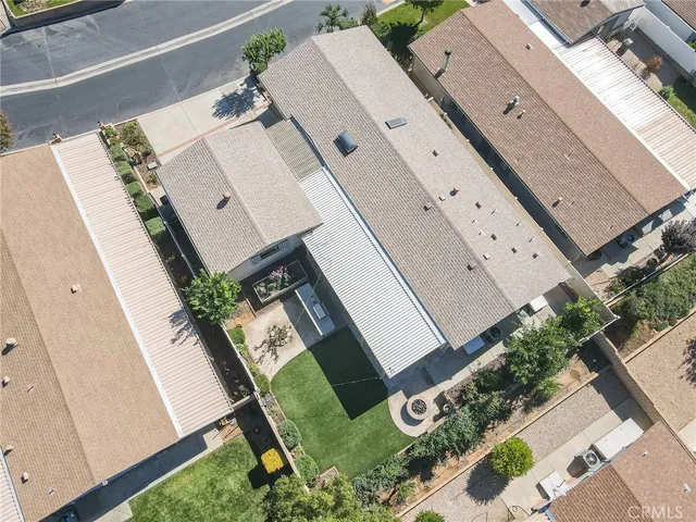 an aerial view of a house having yard