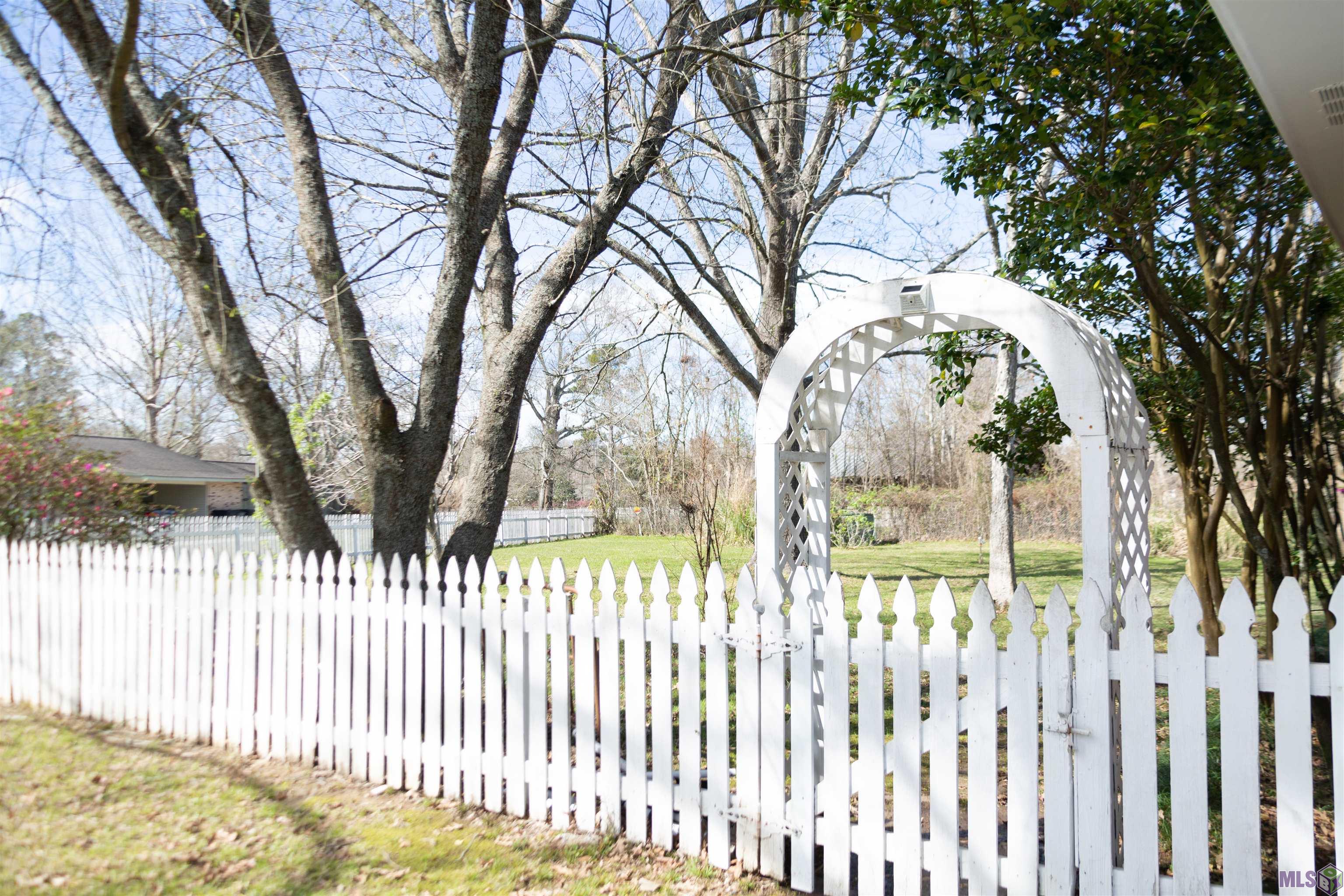 WHITE PICKET FENCE AND ALL Y'ALL