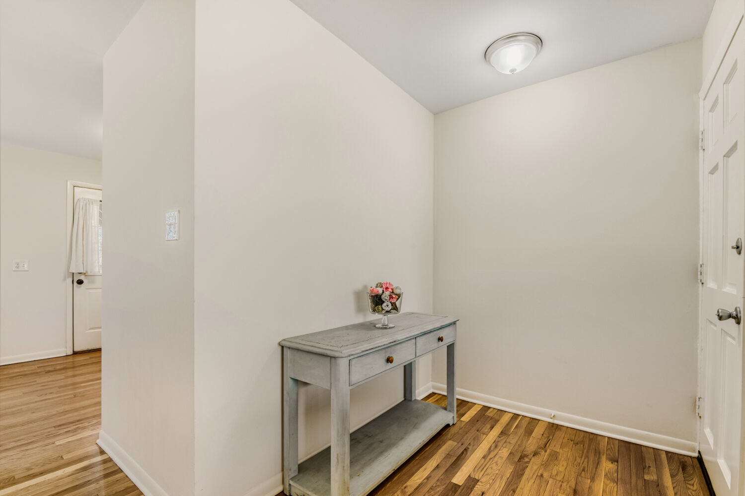 1710 Dempster Street, Unit B Park Ridge, IL 60068 - Photo 4 of 27 a very nice looking room