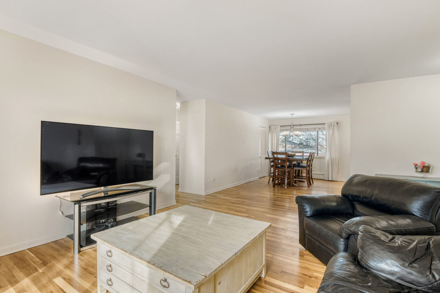1710 Dempster Street, Unit B Park Ridge, IL 60068 - Photo 8 of 27 a living room with furniture and a flat screen tv