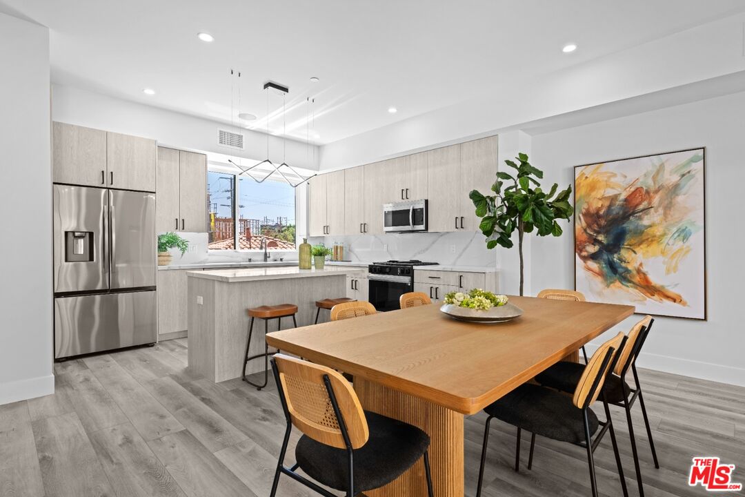 1957 1/2 South Preuss Road Los Angeles, CA 90034 - Photo 4 of 10