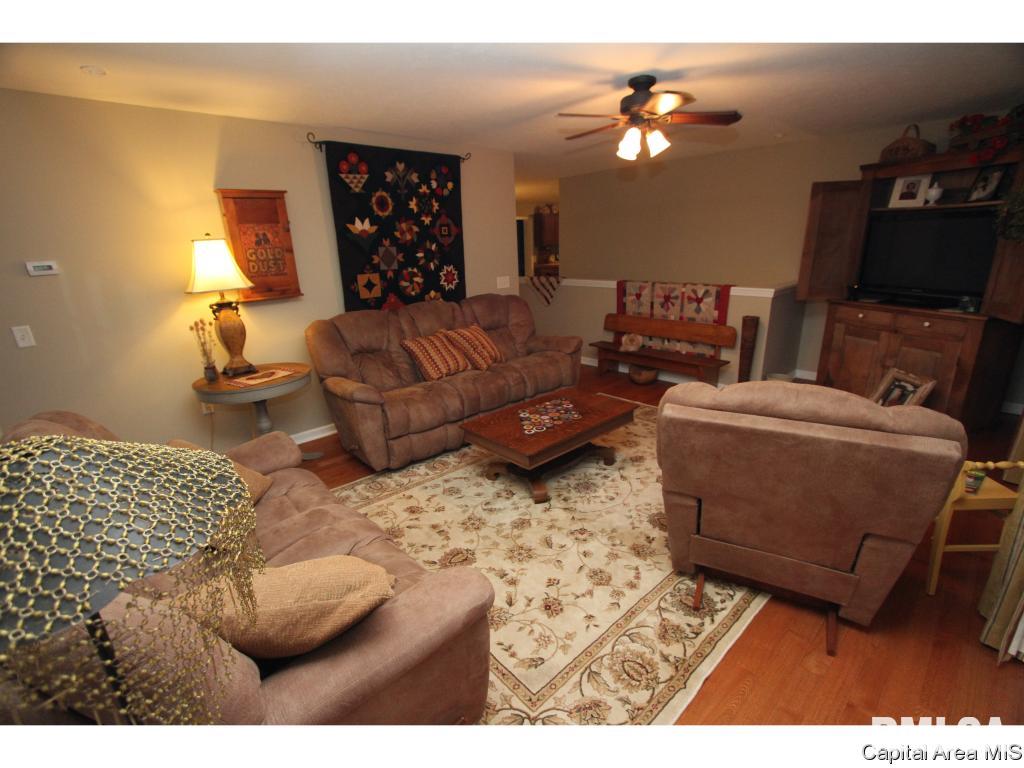 1525 Cherry Road Springfield, IL 62704 - Photo 18 of 36 Gallery Image 18