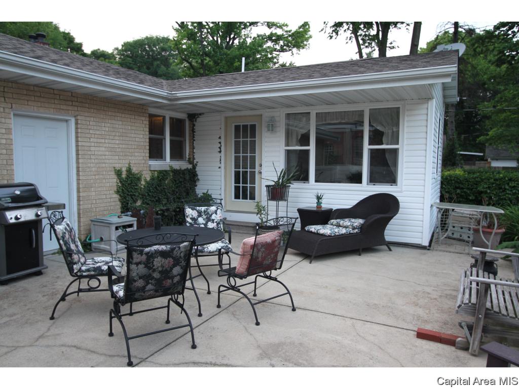 1525 Cherry Road Springfield, IL 62704 - Photo 10 of 36 Gallery Image 10