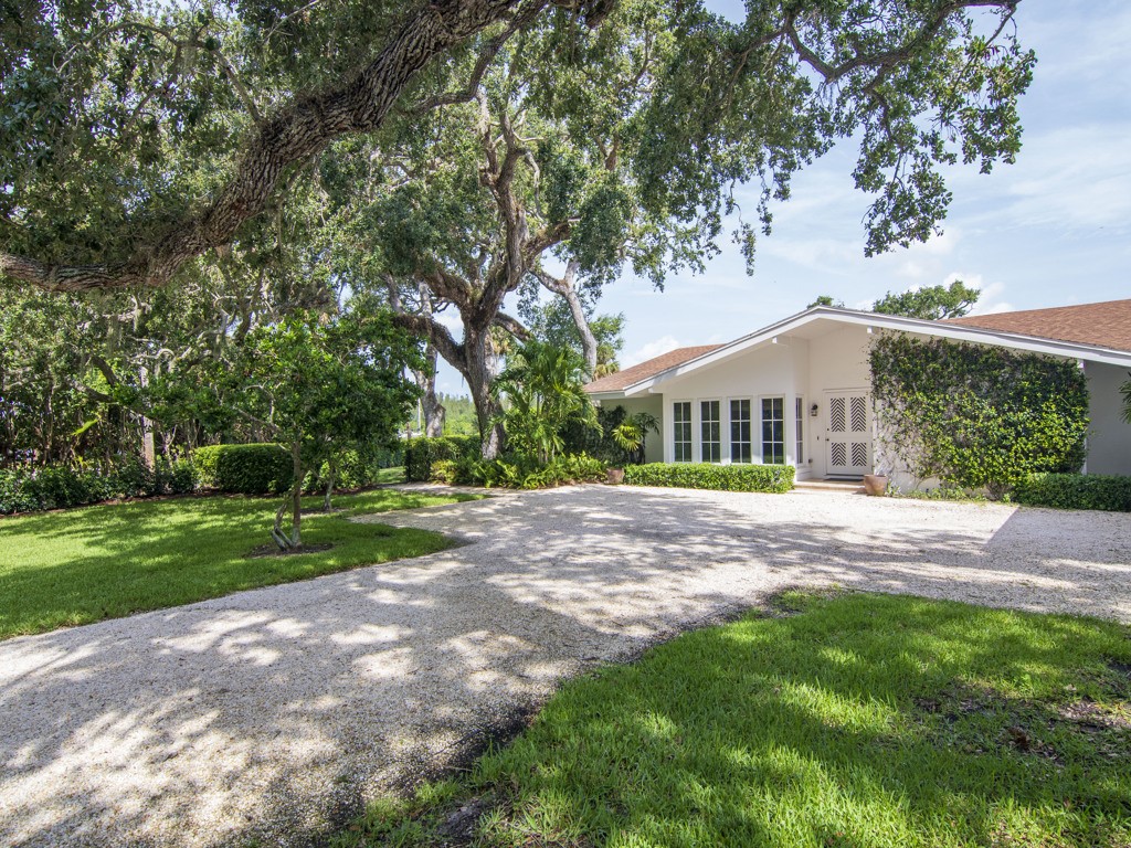 215 Live Oak Road Vero Beach, FL 32963 - Photo 2 of 36