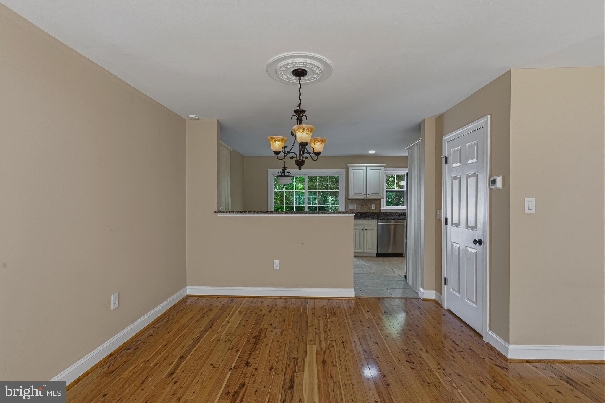 8144 Cliffview Avenue Springfield, VA 22153 - Photo 3 of 37