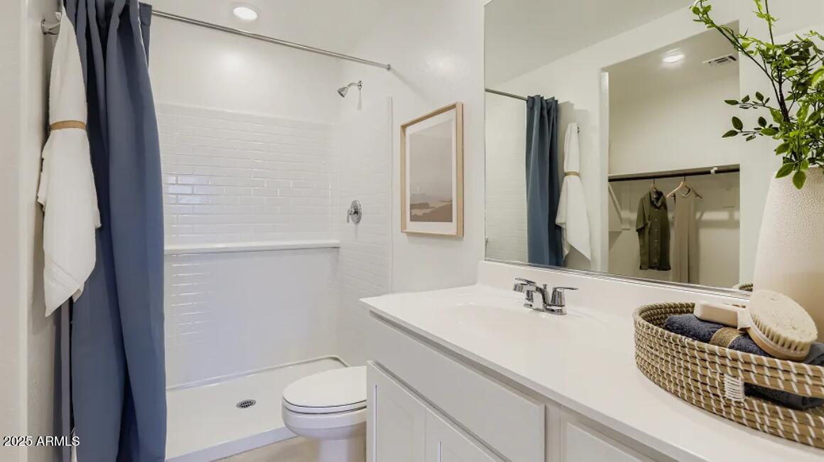 9619 West Piccadilly Road Avondale, AZ 85392 - Photo 10 of 16 Owners Bath