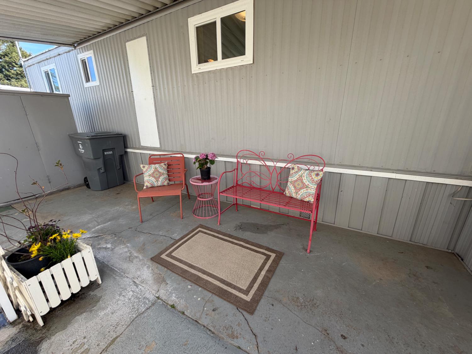 9060 Auburn Folsom Road, Unit 19 Granite Bay, CA 95746 - Photo 24 of 30 a living room with furniture