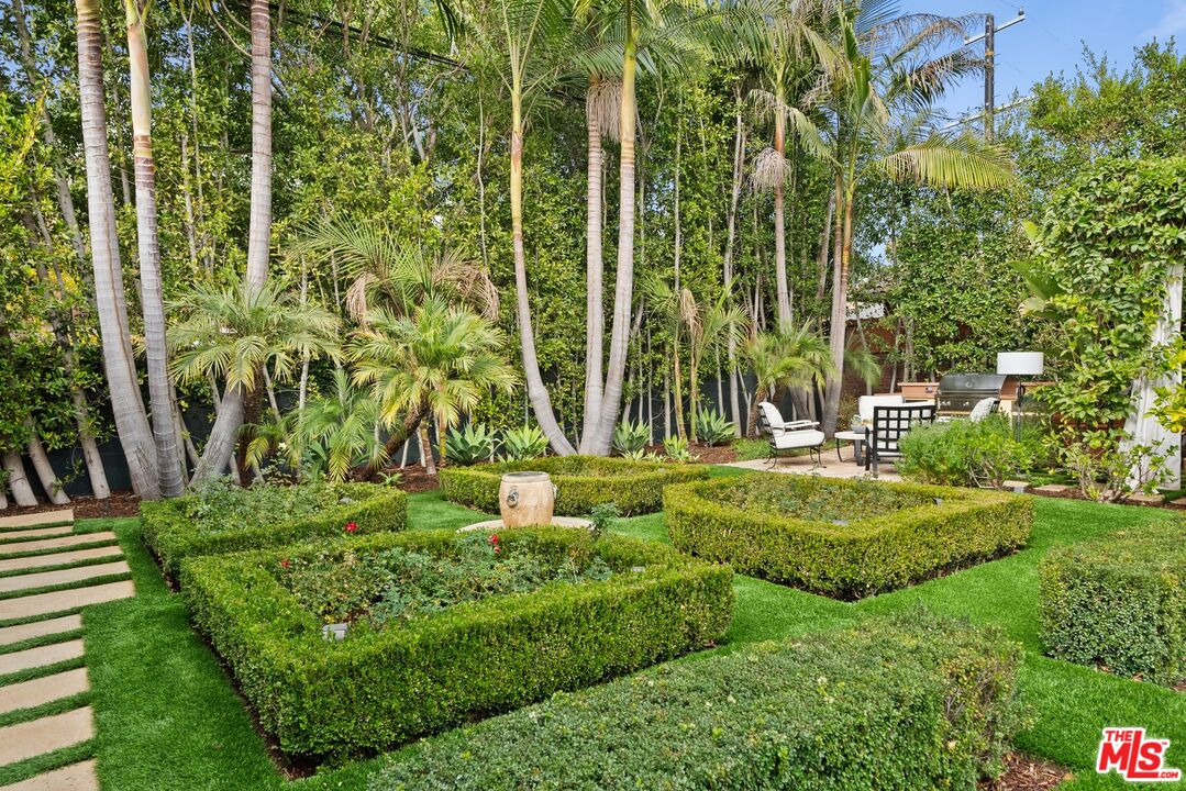 1663 Wellington Road Los Angeles, CA 90019 - Photo 40 of 45 a view of a backyard with plants