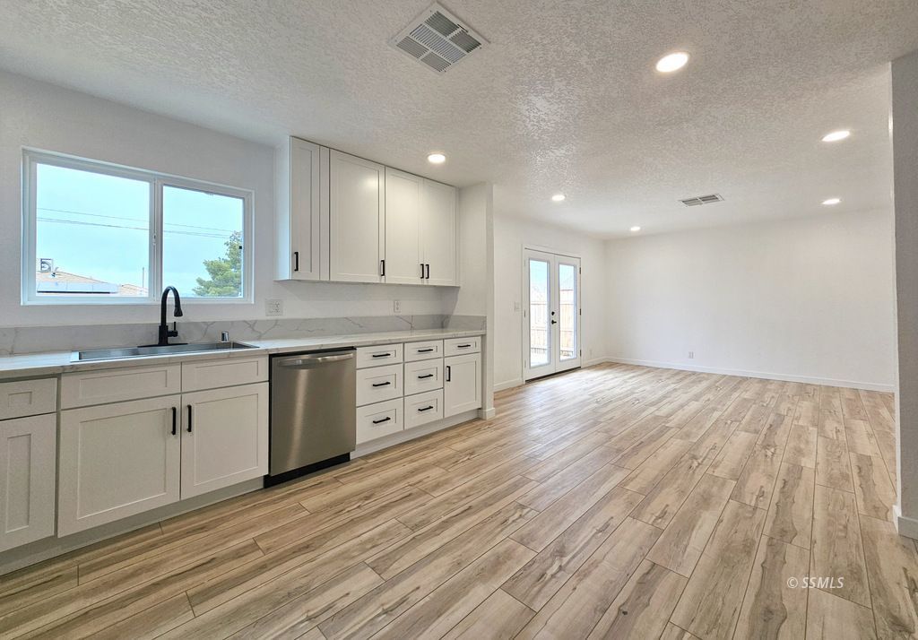 1332 West Willow Avenue Ridgecrest, CA 93555 - Photo 4 of 31