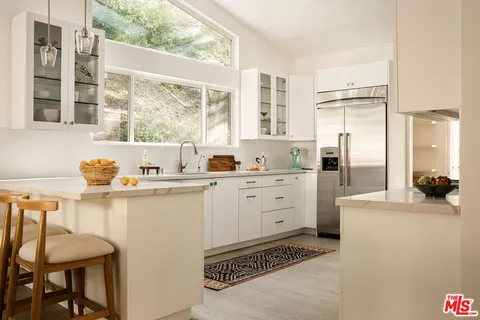 $2,500,000 | 11202 Canton Drive, Studio City, CA 91604