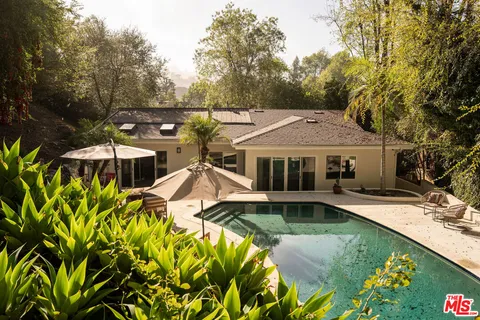 $2,500,000 | 11202 Canton Drive, Studio City, CA 91604