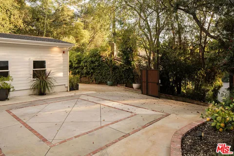 $2,500,000 | 11202 Canton Drive, Studio City, CA 91604