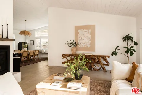 $2,500,000 | 11202 Canton Drive, Studio City, CA 91604