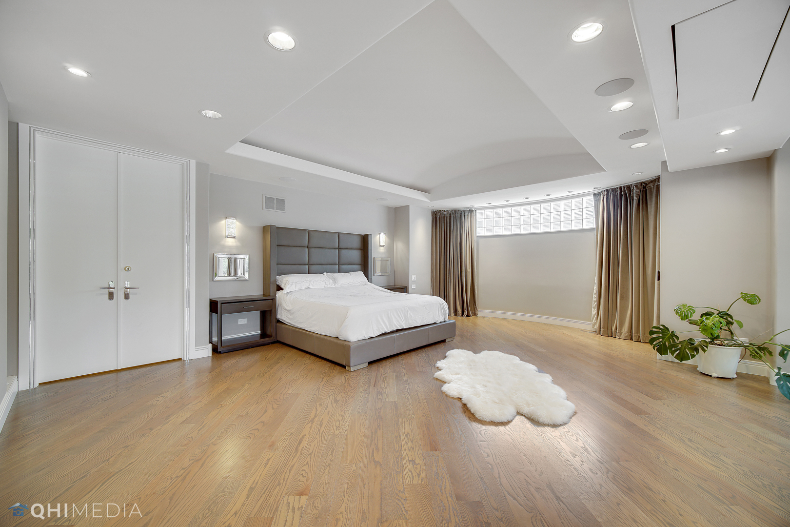 Undisclosed Address Oak Brook, IL 60523 - Photo 18 of 65 a bedroom with a bed and a potted plant