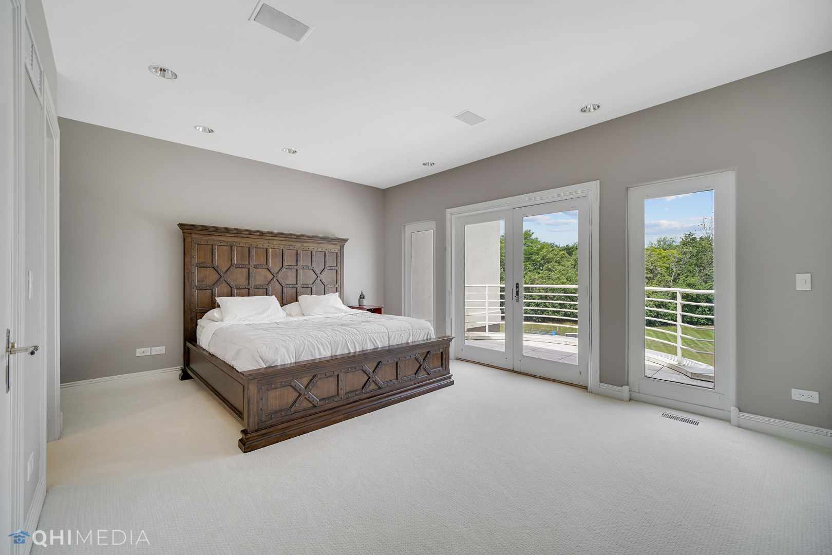 Undisclosed Address Oak Brook, IL 60523 - Photo 53 of 65 a spacious bedroom with a bed and a large window