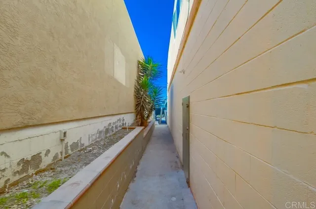 a view of entryway of the house