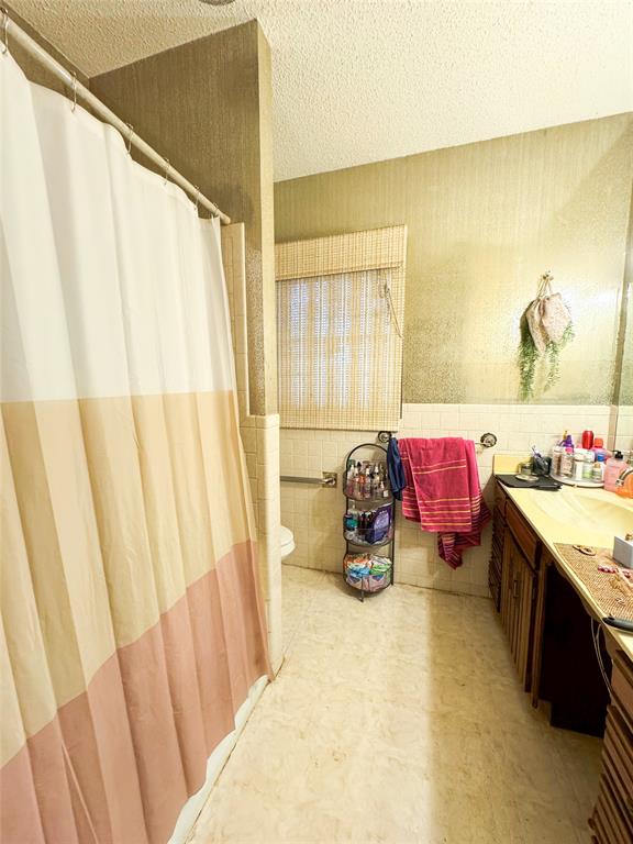 1303 Grand Central Avenue O'Brien, TX 79539 - Photo 20 of 40 a bedroom with a bed and a window