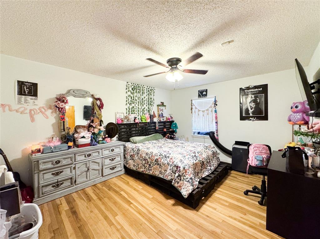 1303 Grand Central Avenue O'Brien, TX 79539 - Photo 23 of 40 a bed room with a bed window and dresser