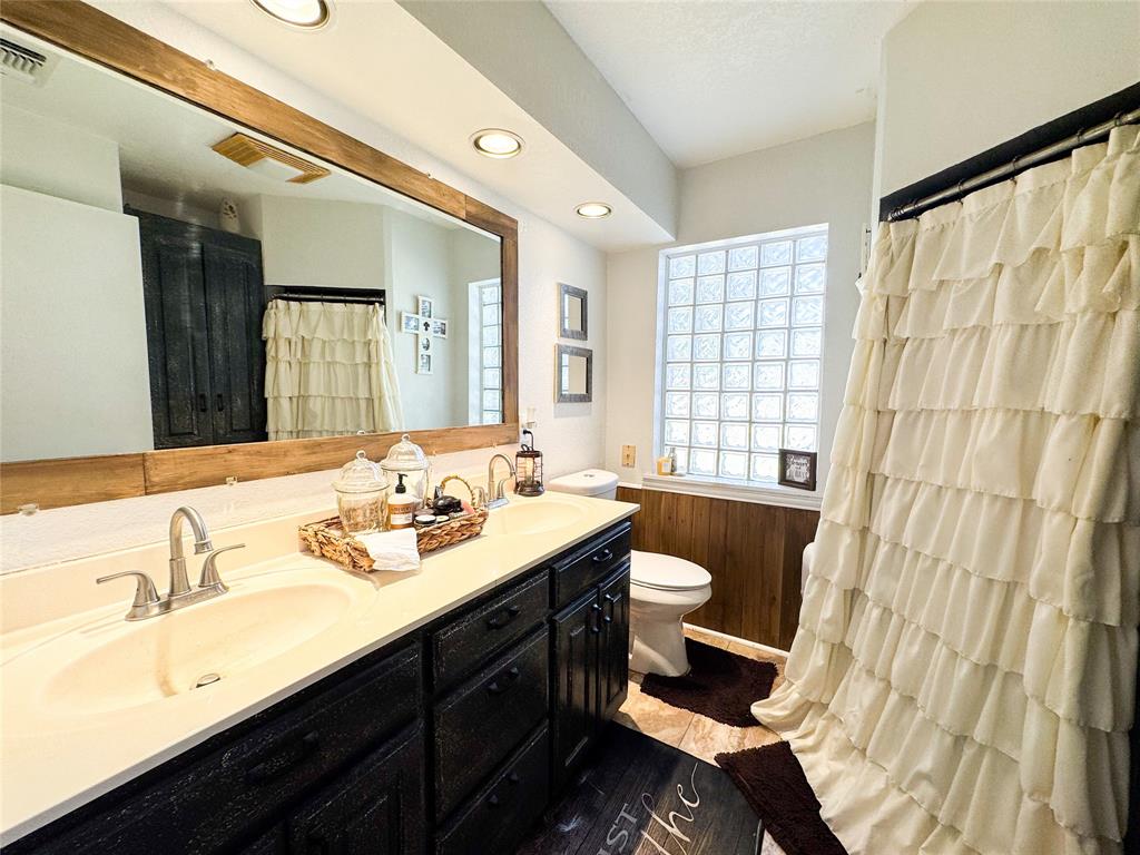 1303 Grand Central Avenue O'Brien, TX 79539 - Photo 26 of 40 a bathroom with a sink and a mirror