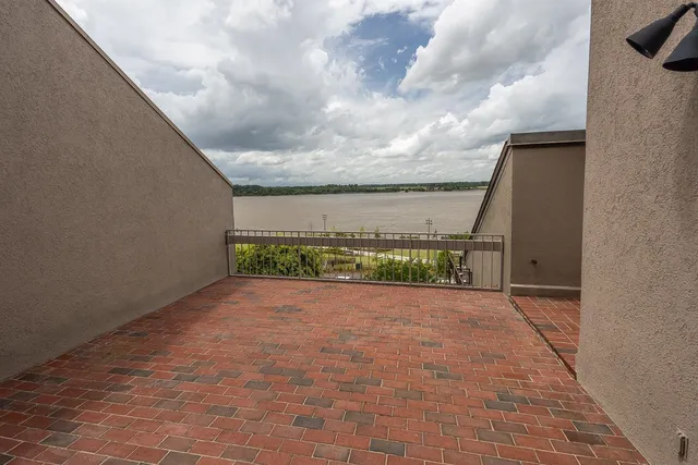 $425,000 | 335 Riverbluff Place, Unit 2, Memphis, TN 38103