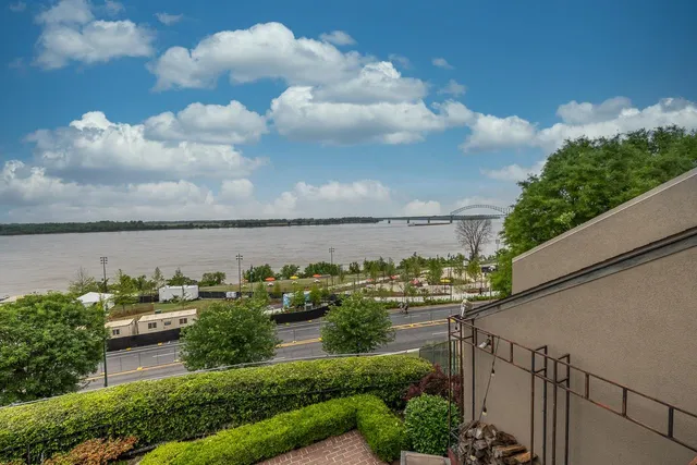 $425,000 | 335 Riverbluff Place, Unit 2, Memphis, TN 38103
