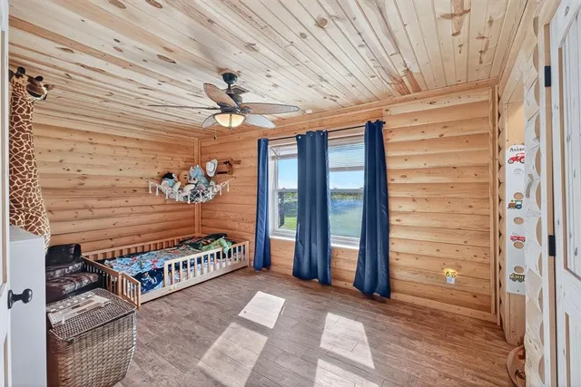 a view of a livingroom with closet