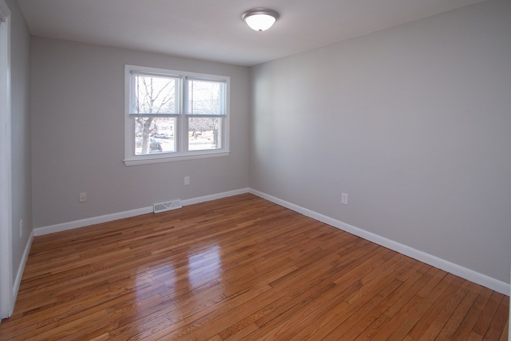 23 Bog Hollow Road Springfield, MA 01109 - Photo 16 of 26