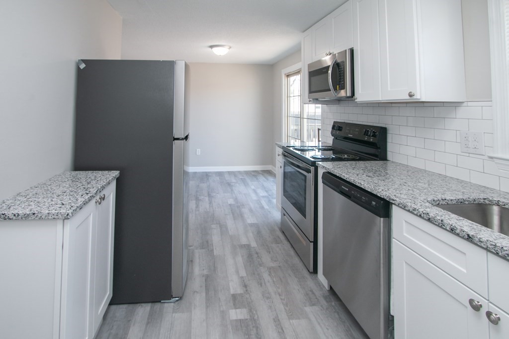 23 Bog Hollow Road Springfield, MA 01109 - Photo 7 of 26