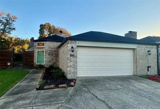 a view of a house with backyard